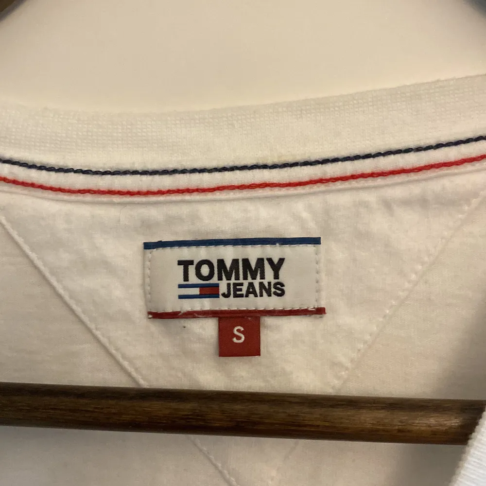 Tommy hilfigher t-shirt, knappt använd. Köpt i butik. Är en strl S men sitter som en xs på mig.. T-shirts.