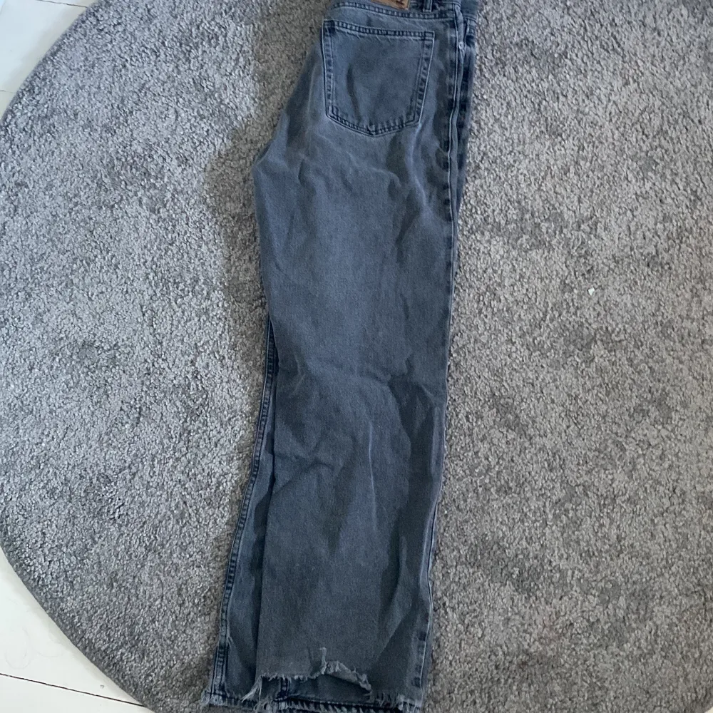 Skit snygga jeans dem ser använda ut sorry men det är som det är . Farkut & Housut.