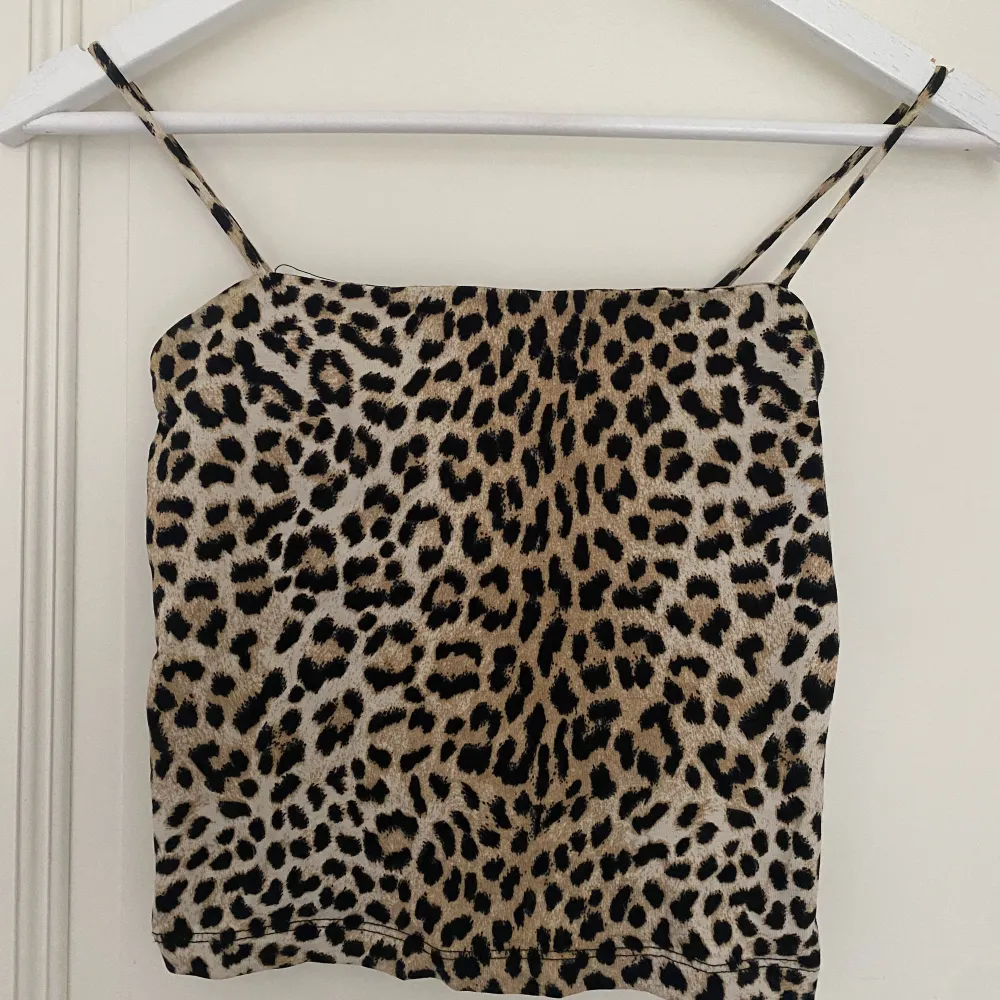 Leopardmönstrat linne ifrån GinaTricot. Använt mycket men ändå i fint skick. Säljer pga att det blivit för litet. . Toppar.