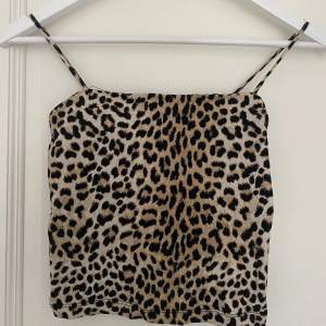 Leopardmönstrat linne ifrån GinaTricot. Använt mycket men ändå i fint skick. Säljer pga att det blivit för litet. 