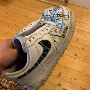 Air force 1 intressekoll! - Säljer mina air force 1.  Kan måla och rengöra de, valfri färg kombo eller enfärgad. Skriv vid funderingar, man kan köpa som de är, snören medföljer (de har tagg) ingen box eller kvitto. Kan skicka mer info och bilder. 200 som de är, 450 designade.