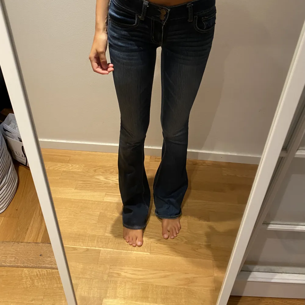 Säljer dessa lågmidjade jeans från Abercrombie & fitch. Dem är stretchiga och super sköna. Jag är 172 cm lång och jeansen skulle jag säga passar en XS/S. Jeans & Byxor.