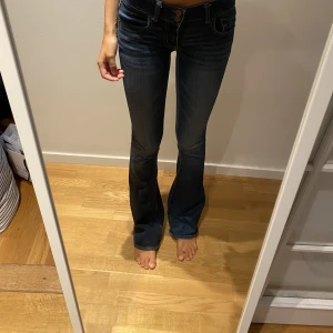 Lågmidjade jeans - Säljer dessa lågmidjade jeans från Abercrombie & fitch. Dem är stretchiga och super sköna. Jag är 172 cm lång och jeansen skulle jag säga passar en XS/S