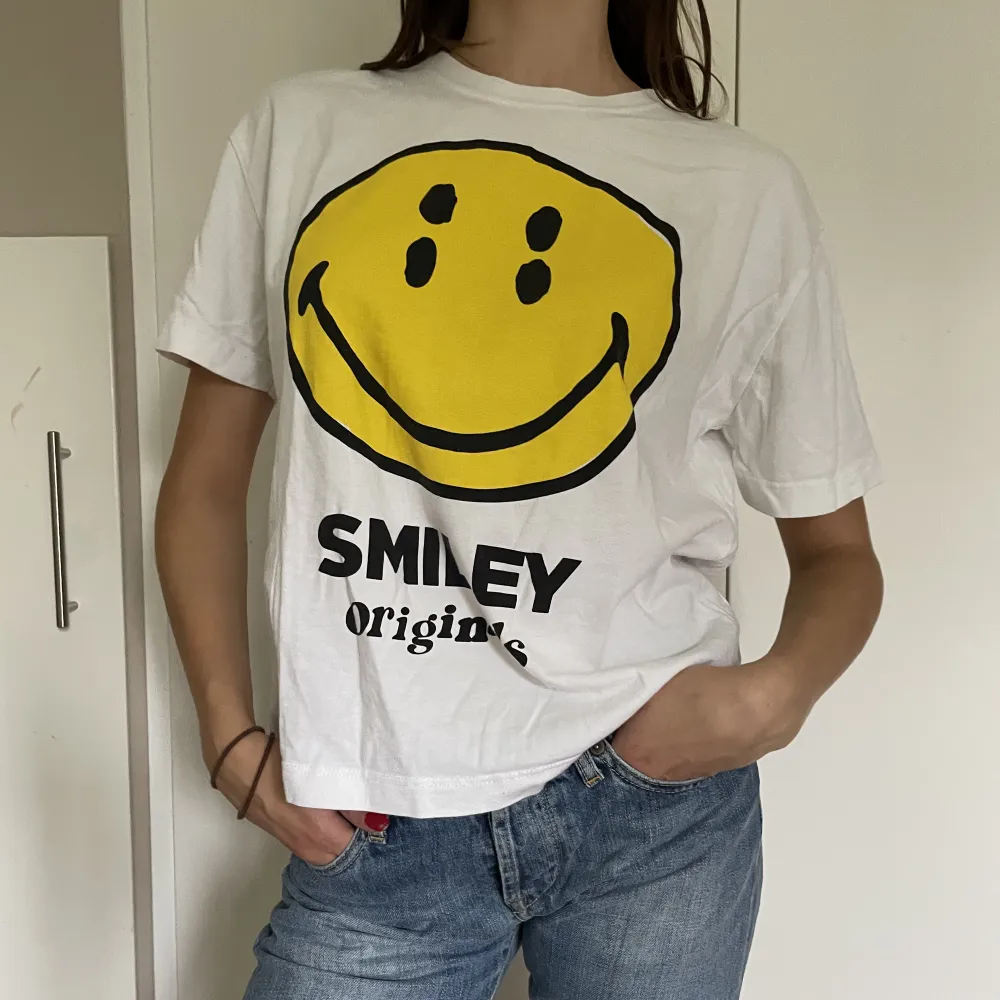 Cool tröja från Zara x Smiley. Använd ett fåtal gånger!. T-shirts.