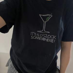 Cool T-shirt med rhinstones tryck 🍸💚