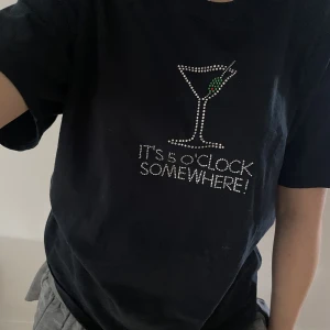 T-shirt med rhinestones - Cool T-shirt med rhinstones tryck 🍸💚