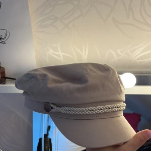 Beige hatt - En snygg ljus beige hatt, som man kan style sin outfit med. Använd en gång, har några små fläckar men de syns knappt. Hör av er om ni vill ha fler bilder🩷