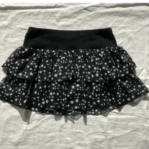 Kjol - Superfin kort kjol med stjärnor på, passar till xs-s