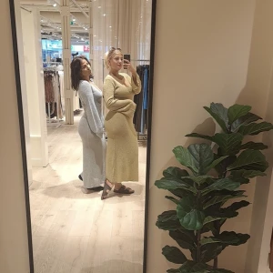 Glitter klänning  - Aldrig använd, väldigt liten i storleken!! Skönt material, stretchig och bekväm att gå i!! 