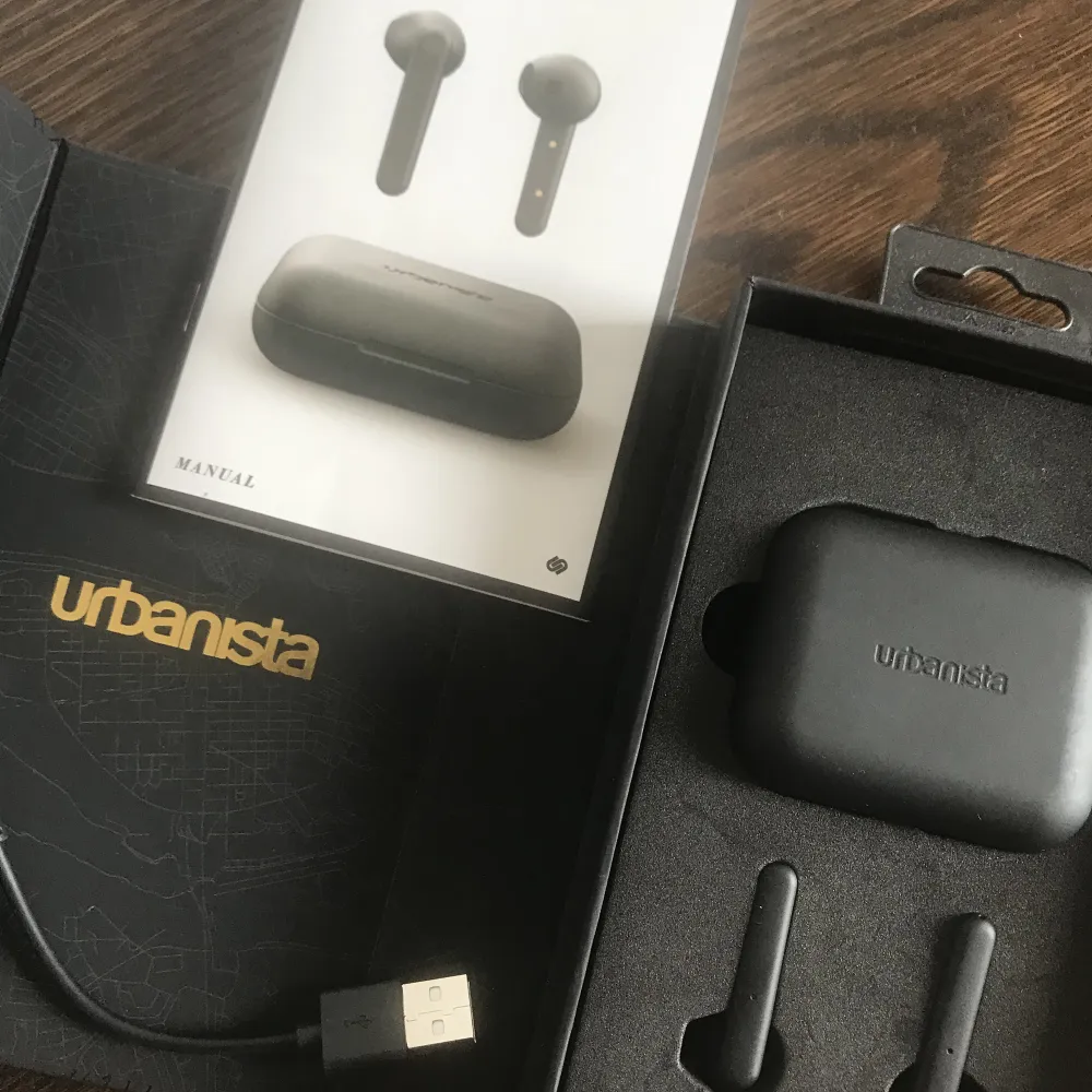 Säljer ett par helt nya Urbanista Bluetooth hörlurar. De packades upp igår och säljer de för att de inte passade tösens ögon.  De är laddade men inte startats än.  . Övrigt.