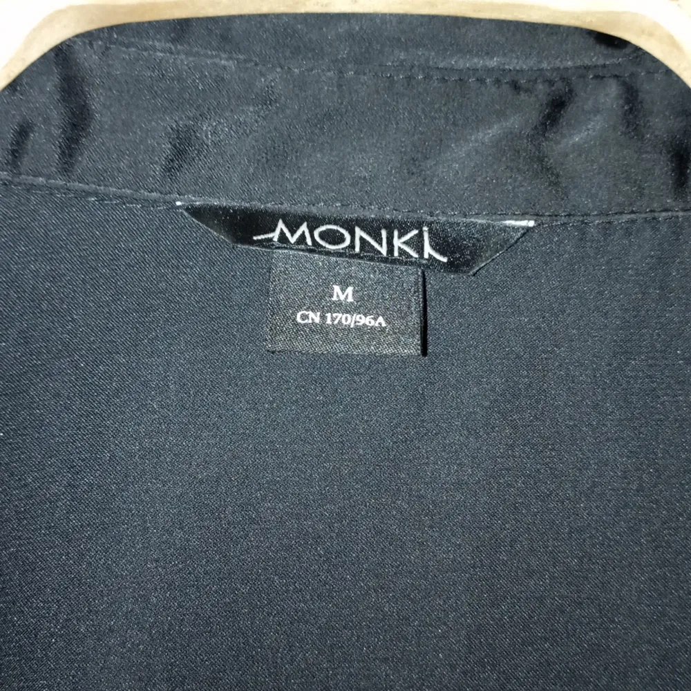 En svart skjorta från Monki i siden matrial. Använd 1 gång.. Skjortor.