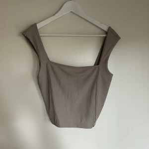 Crop top - En kort topp från bubbleroom. Något stor i axlarna för mig. Storlek 38🥰