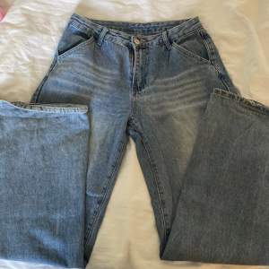 Säljer ett par ljusblåa jeans som sitter tight upptill men lite loose i benen och är flare storlek L