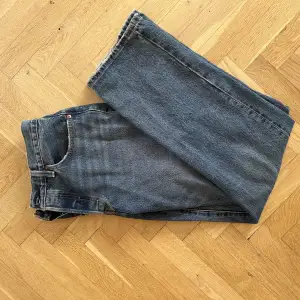 Dessa super fina baggy 501orna från Levis kommer tyvärr inte till användning längre, dem har inga defekter och är som nya, man kan gå både upp och ner i strl i dom beroende på hur man vill att dom ska sitta, jag ärnormalt sätt en 36a och har baggy fit