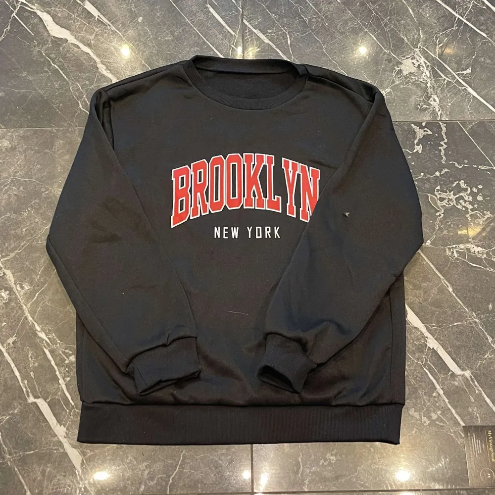 Brooklyn sweatshirt Oanvända Storlek: M Material: 100% polyester. Tröjor & Koftor.