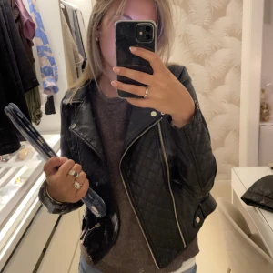 Skinnjacka  - Jättefin skinn jacka från river island, den är i bra skick. Den är i storlek 10 vilket motsvarar 36😆😆