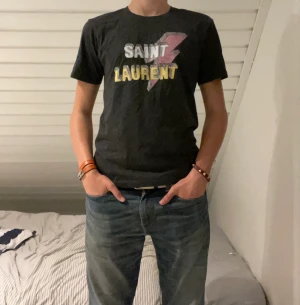 Saint Laurent t shirt - Saint Laurent t shirt i storlek m. Skick 10/10 lappar kvar. Köpte tröjan av en annan en på plick tror tröjan är fake men osäker