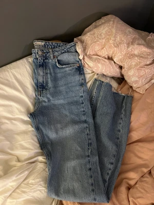 Jeans - Säljer dessa jeansen från Gina då de inte kommer till användning. Högmidjade, slits och utsvängda. Jättebra skick, använda ca 2 gånger.