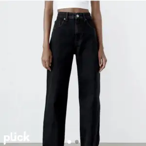 Säljer mina svarta jeans från zara som inte kommer till användning längre. Högmidjade. Köpta i somras och är i fint skick! Skicka för egna bilder. Passar mig som är 175cm. 