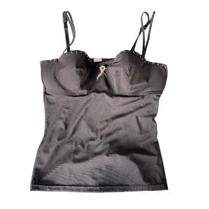 Superfint vintage linne - Så fin fest-topp! Har lite mesh tyg och sitter så smickrande. Reglerbara band. Storlek S, passar någon med A-C kupa. Banden går ta av så kan bäras som en bandeau! 