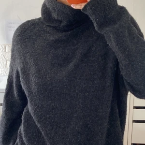 Mörkgrå stickad tröja  - Jätte skön och gillar verkligen men säljer för att göra plats i garderoben 