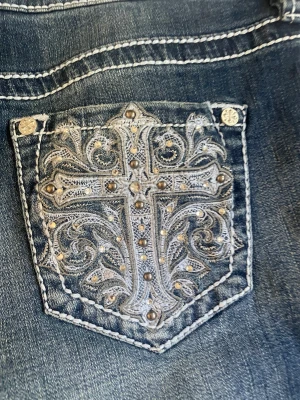 Säljer! - Säljer dessa super snygga jeans helt nya men passade inte riktigt mig ny pris 1250kr mitt pris 500+frakt  väldigt töjbara så passar nån som har 27-30 skulle jag tro lågmidjade