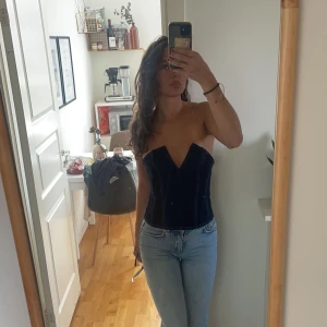 Jeans korsett från zara - Säljer min super snygga jeans korsett från zara då den inte kommer till användning, endast använd 2 gånger. Perfekt till hösten under en snygg jacka Nypris 399kr