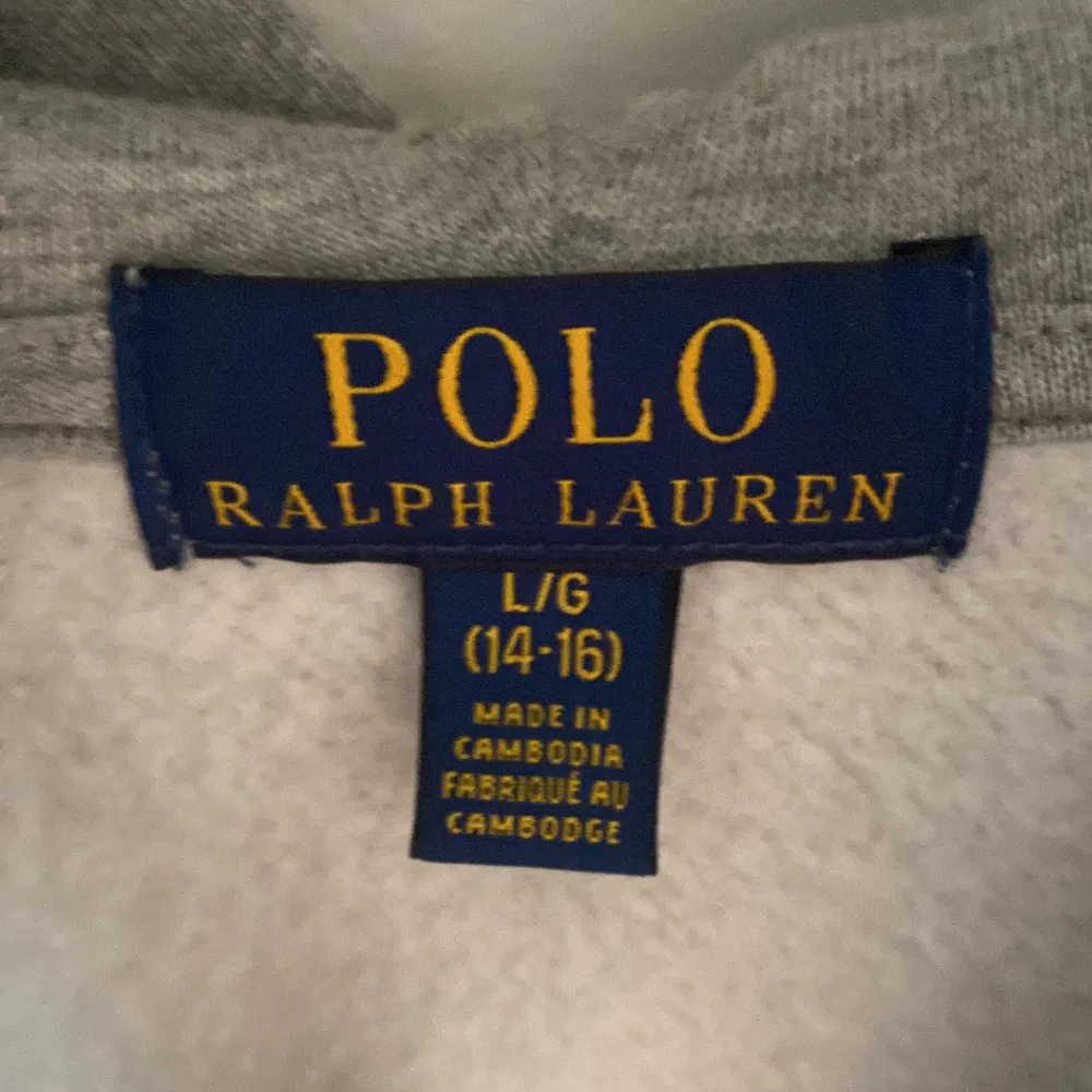 En fet zip tröja från Ralph lauren. Barnstorlek 14-16 år lite liten i storleken. Riktigt bra skick. Hoodies.