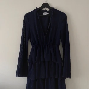 Volangklänning Linn Ahlborg  - Jag säljer denna ursnygga volangklänning från Linn Ahlborgs kollektion med NAKD. Detta för att den inte riktigt satt som jag ville, och var lite för liten. Men det är absolut inget fel på den! 