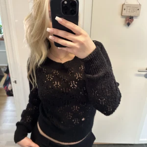 stickad tröja - så snygg stickad tröja med hål detaljer🥰