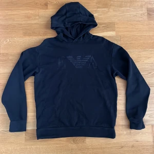 Emporio Armani Hoodie  - Saknar snöre i luvan men annars inga skodor elr liknande, så bra skick. E A insytt på framsidan.