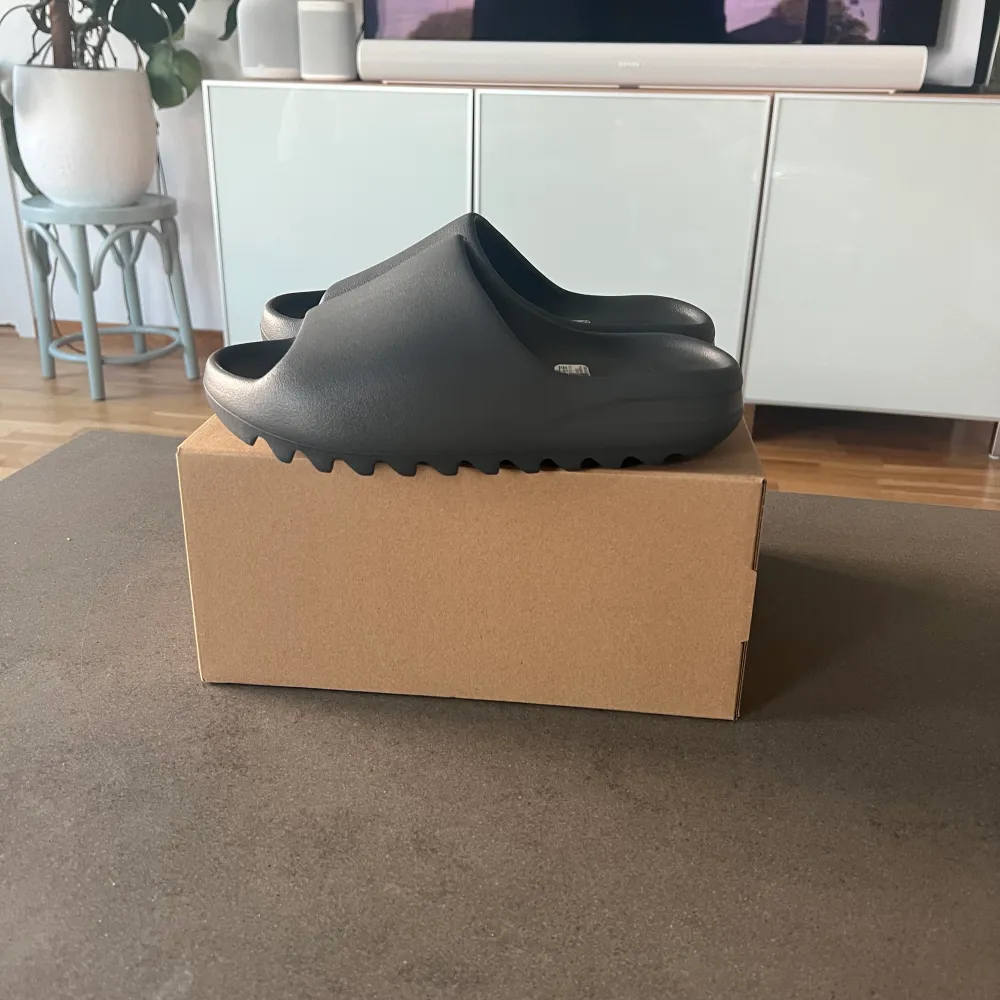 Helt nya ”Slate Grey” yeezy slides i storlek 43. As sköna tofflor, äktenshetsbevis/kvitto finns. Skor.