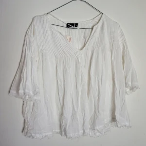 Vit blus - Oanvänd blus. 