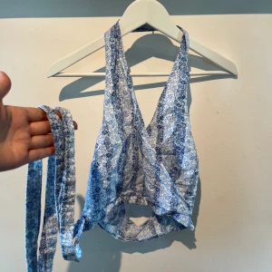 Blommig topp - Rensar ut min garderob för saker jag inte använder. För mer frågor, bara och skicka iväg ett meddelande!😋 (Frakt varierar storleken på plagget) Glömt vart den kommer ifrån