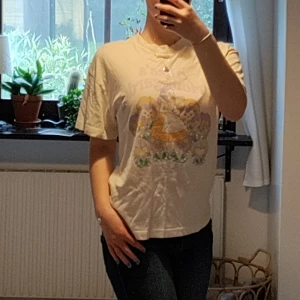 T-Shirt  - Säljer denna supersnygga t-shirten som är lite oversized. Säljer då jag verkligen behöver pengar😭🫶🏻