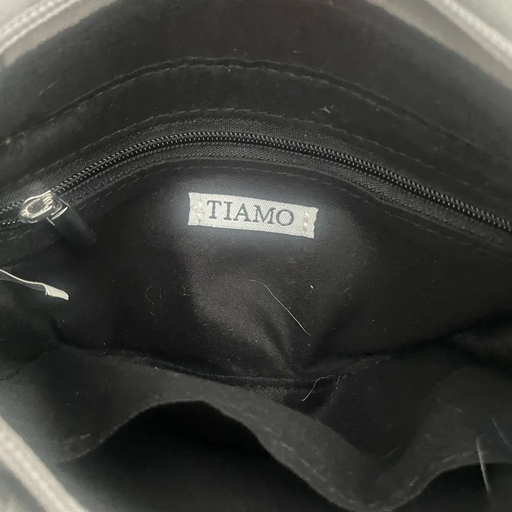 Säljer min Tiamo väska, den är som ny och i bra skick❤️hör av er om frågor. Säljer väskan för den inge kommer till användning. 50kr frakt.. Laukut & Käsilaukut.