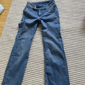 låga jeans hm - Säljer dessa lågmidjade jeans från hm då de ej kommer till användning💕 Strlk 38 men skulle säga att de passar 36 också :) De är bootcut❣️