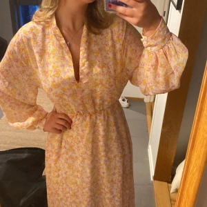 Klänning  - Denna vackra klänning ifrån selected framme💋🙈 köpt för 900 ungefär 