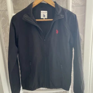u.s polo assn - Säljer denna vårjacka som i ett bra skick, köpt på kidsbrandstore. I storlek 14/15 år vilket jag skulle säga motsvarar 170 