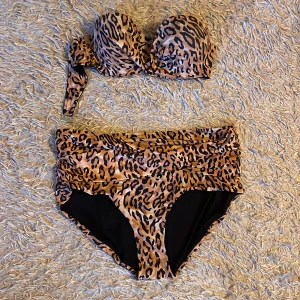 Bikini leopardmönstrad  - Bikinitrosor i storlek XL och beandau top i strl 85 B säljes.  