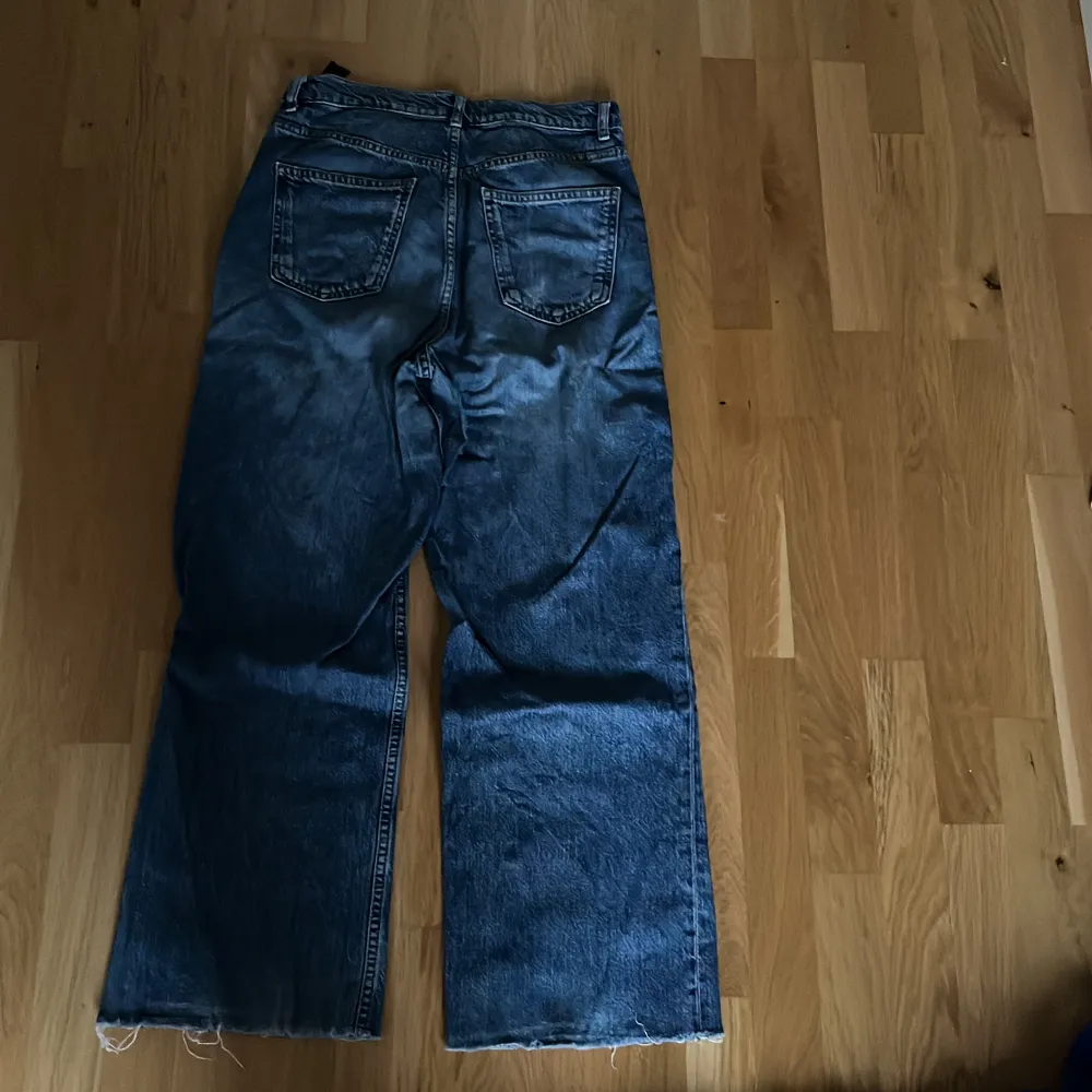 Straight jeans från Zara. Storlek 38.. Jeans & Byxor.
