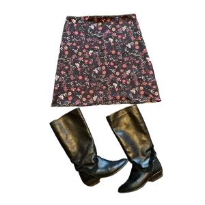 Blommig midi skirt - Så fin kjol med härliga färger i ”knälängd”. Står strlk 40 på lappen men passar mig som bär strlk S perfekt lågmidjat! Skönt tyg med spets detaljer som syns på sista bilden. (Kan även tänka mig sälja stövlarna vid intresse😊💓)