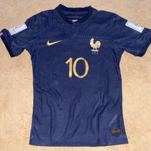 Frankrike 22/23 - Kylian Mbappé - Jag säljer frankrikes hemmaställ för säsongen 22/23 med Kylian Mbappé’s namn och tryckt på ryggen. Priset kan diskuteras vid snabb affär. Fråga gärna för fler bilder! Storlek: S (Men känns som XS)