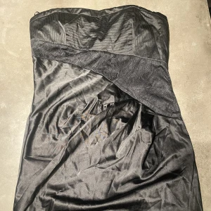 Silkes klänning - En svart lyxig bandeau klänning som passar perfekt till middagar och fester.