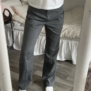 Grå kostymbyxor  - Superfina grå kostymbyxor, inköpta här på plick men tyvärr fnågpt för långa på mig som är 165.   Pris kan alltid diskuteras vid snabb affär!