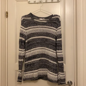Stickad tröja - Fin stickad tröja köpt second hand som är lite ”hålig” vid vissa ställen av mönster som man kan se lite på bild 3, står som en m men skulle säga att den är mer som en s beroende på hur man vill att den ska sitta.