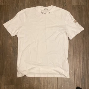 Moncler tshirt - Tjena säljer en moncler tshirt Använd 3 gånger Nypris 2800 Kvitto finns!