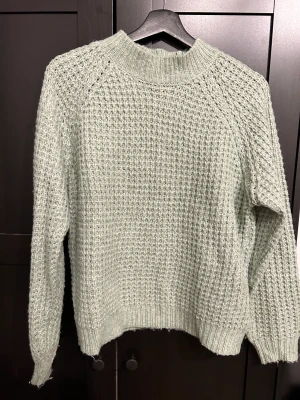 Stickad tröja - Från lager 157, väldigt varm och mysig, fin mjuk grön färg