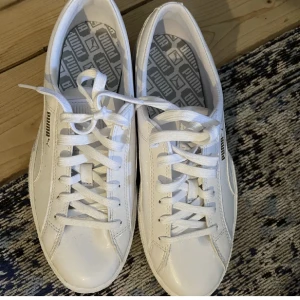 PUMA sneakers  - Endast använda under några timmar inomhus. Lack-liknande material. 