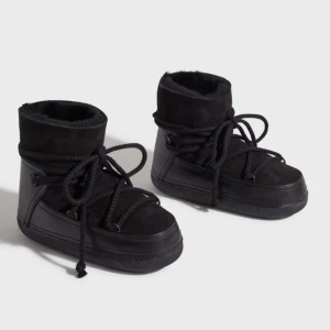 Inuikiis  - Säljer mina jättesnygga inuikiis. Perfekta till vintern! Inte mycket använda, så väldigt bra skick. Egna bilder fås vid intresse. Nypris 3499kr. Jättebra att passa på nu när det är gratis frakt, med tanke på att de kostar en del att frakta annars💞💓